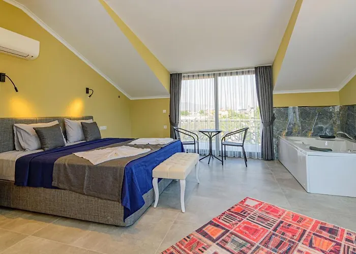 Soeguet 2 - 4 Bedroom With Jacuzzi In פאטהיה