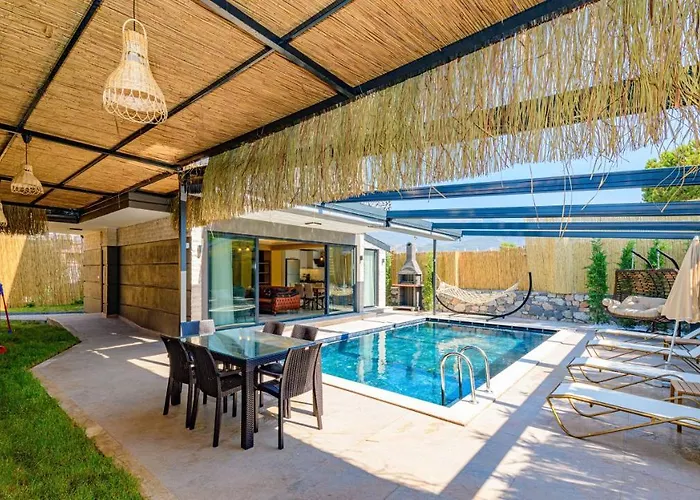 Soeguet 2 - 4 Bedroom With Jacuzzi In פאטהיה