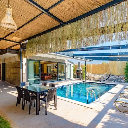 Soeguet 2 - 4 Bedroom With Jacuzzi In フェティエ