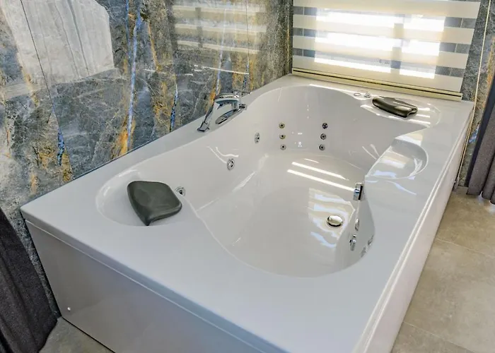 Soeguet 2 - 4 Bedroom With Jacuzzi In